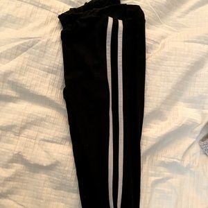 Leggings with pinstripe going down the leg